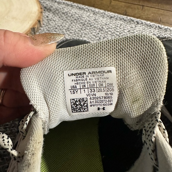 Under Armour Youth Baseball/ Football Cleats in size 1.5Y - Picture 5 of 6